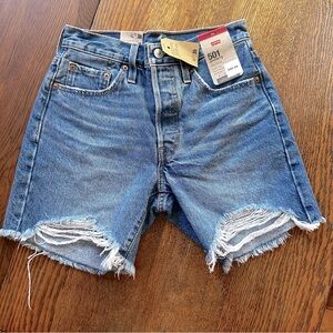 NWT Levi’s 501 mid thigh shorts. High rise. Size 24